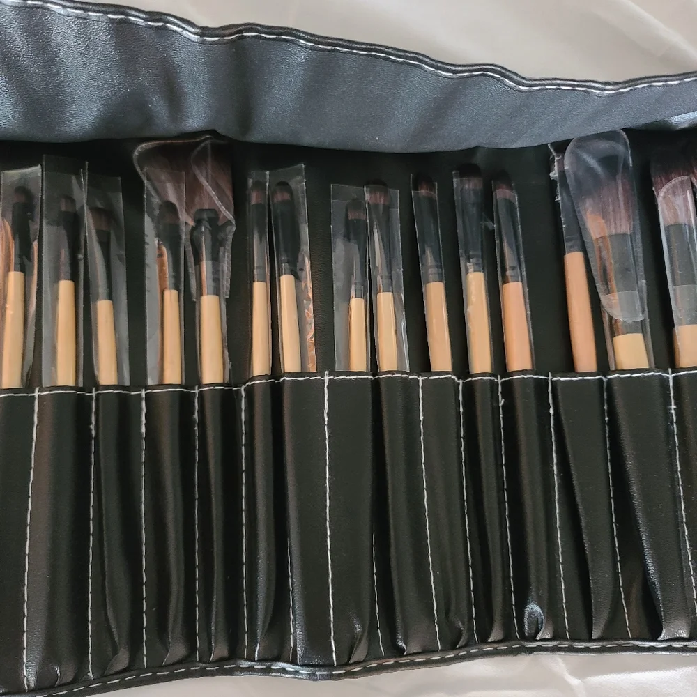 6/23 24PIECE MAKEUP BRUSH SET